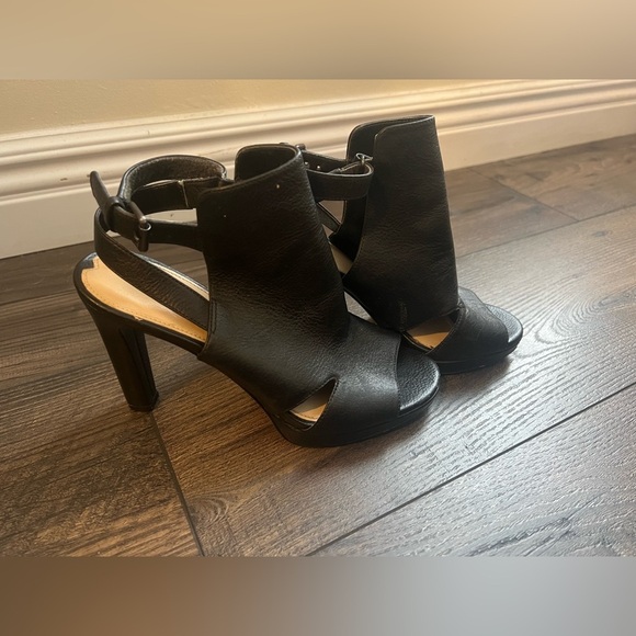 Via Spiga Women's Black Leather Peep Toe 4" Heels with Buckle,Size US 5.5M - Picture 1 of 8